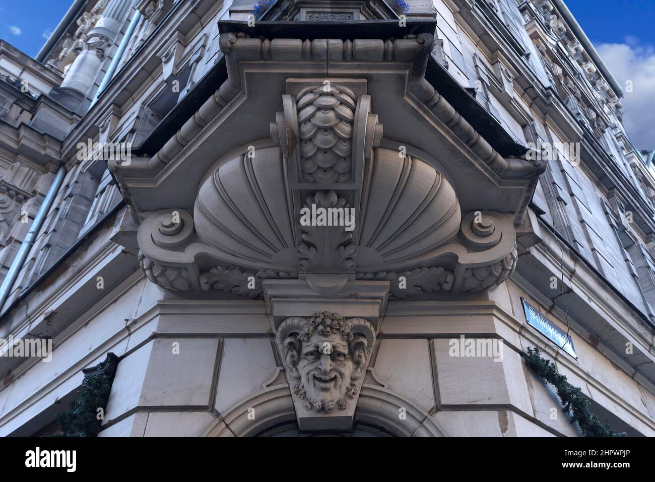 Finestra decorativa su un edificio residenziale e commerciale, costruito nel 1888, Norimberga, Medio Franconia, Baviera, Germania Foto Stock