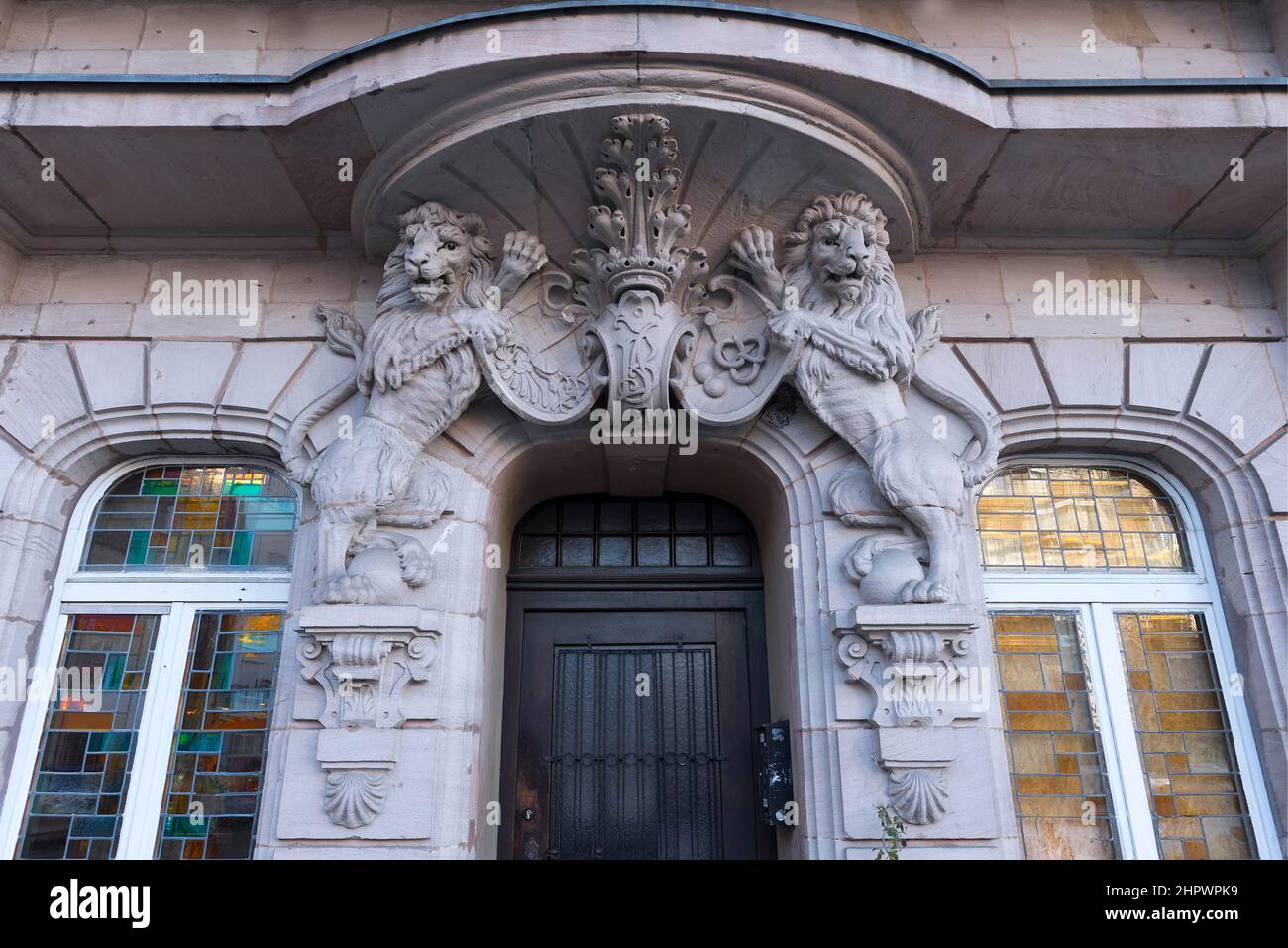 Sculture di Leone con stemma sopra l'ingresso di un edificio residenziale e commerciale, costruito nello stile storico nel 1890, Norimberga Foto Stock
