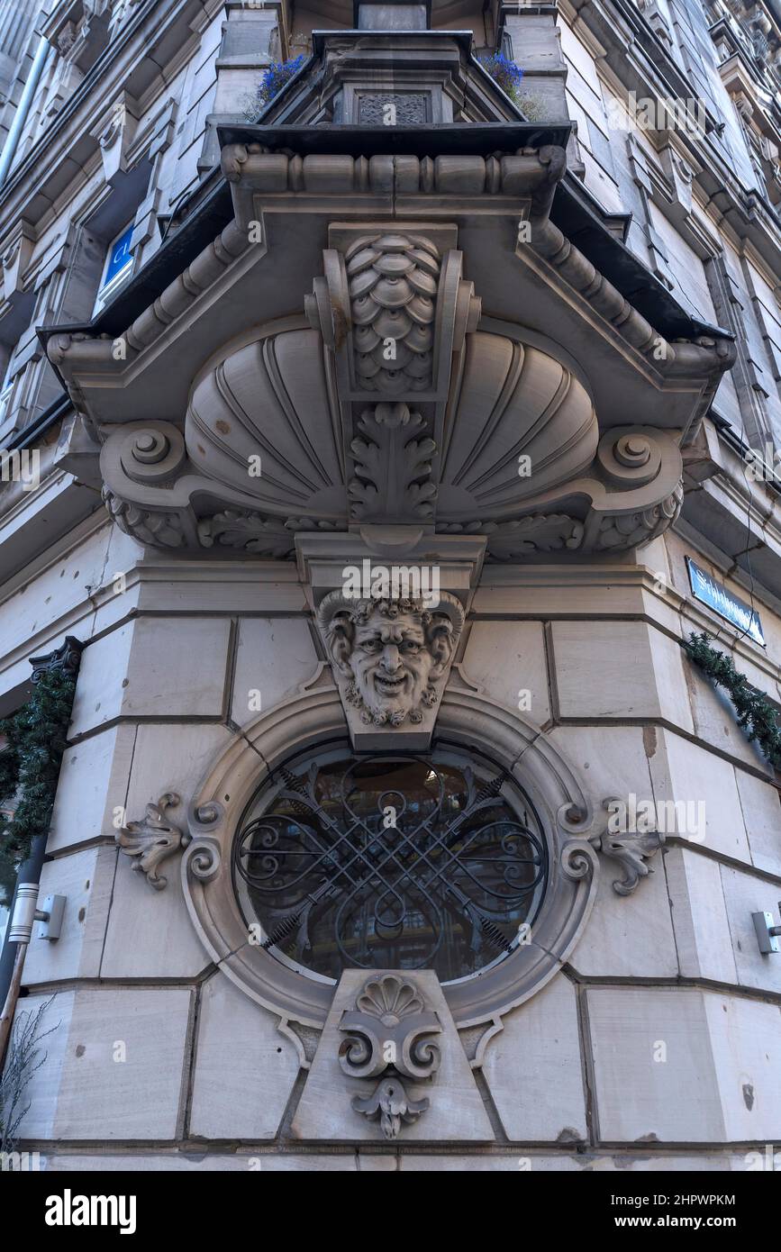 Finestra decorativa su un edificio residenziale e commerciale, costruito nel 1888, Norimberga, Medio Franconia, Baviera, Germania Foto Stock
