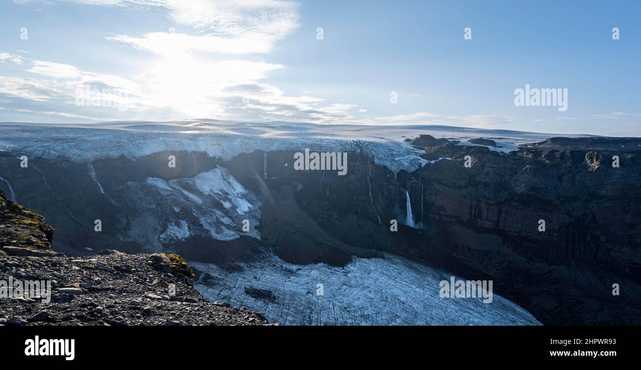 Paesaggio spettacolare nella luce della sera, montagne e ghiacciaio Myrdalsjoekull, Pakgil, Islanda Foto Stock