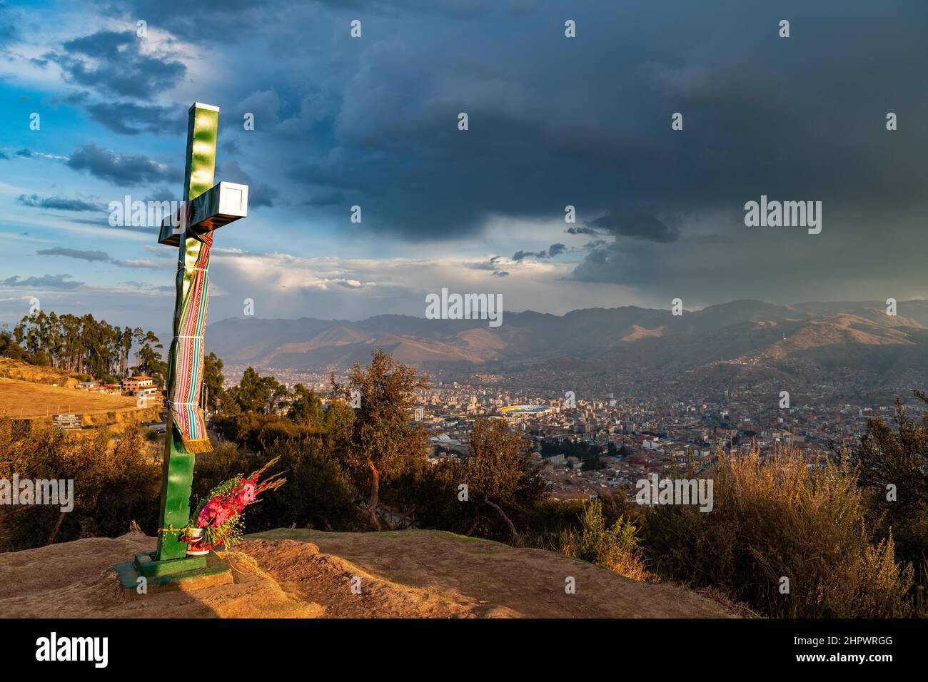 Temporale sulla valle di Cusco, Mirador del Cristo Blanco, Cusco, Perù Foto Stock