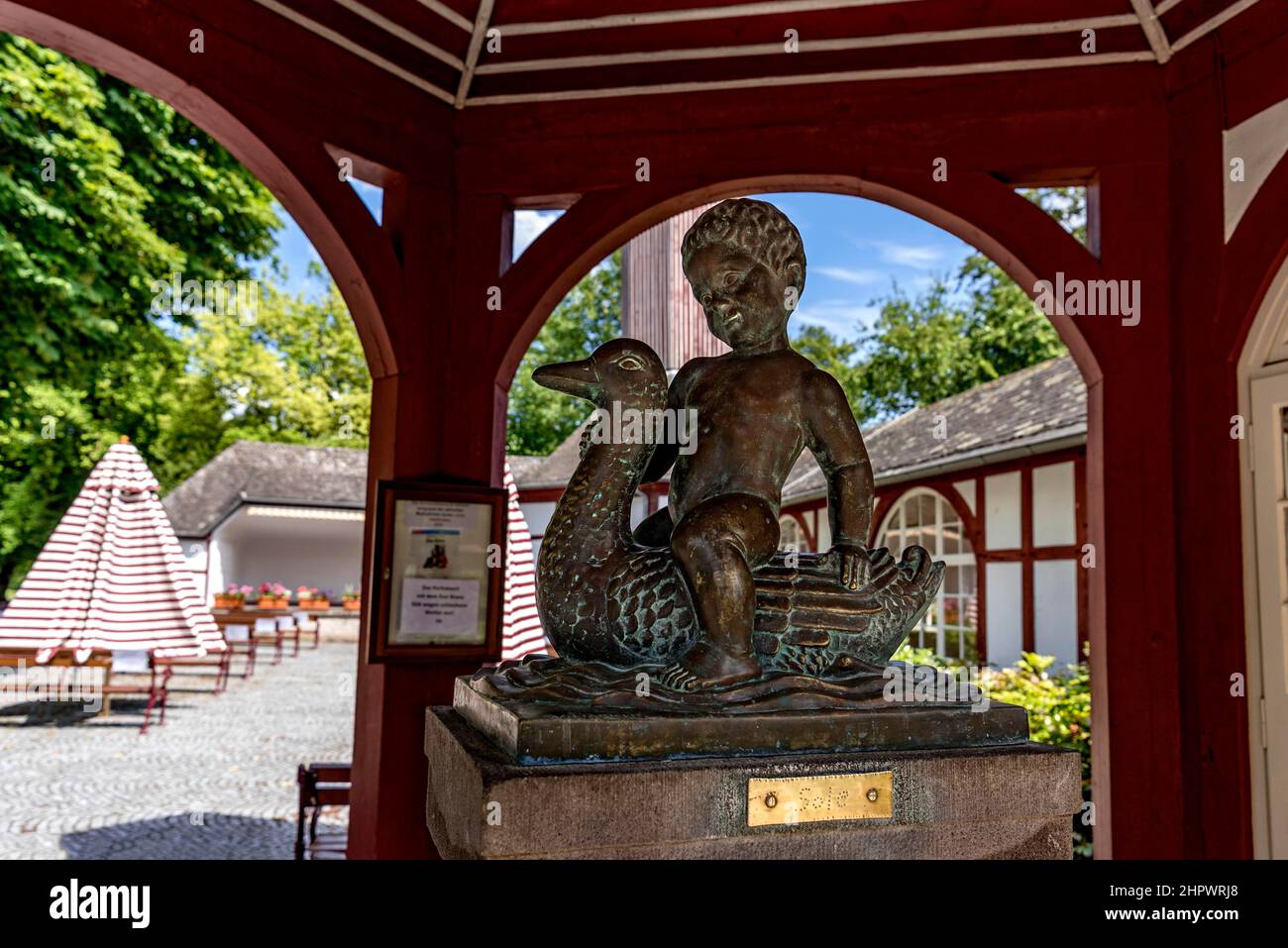 Scultura Boy on a Goose by Well Habicht sopra il Soedergrundquelle, padiglione di fronte al Trinkkurhalle, giardino termale, centro benessere, Bad Foto Stock
