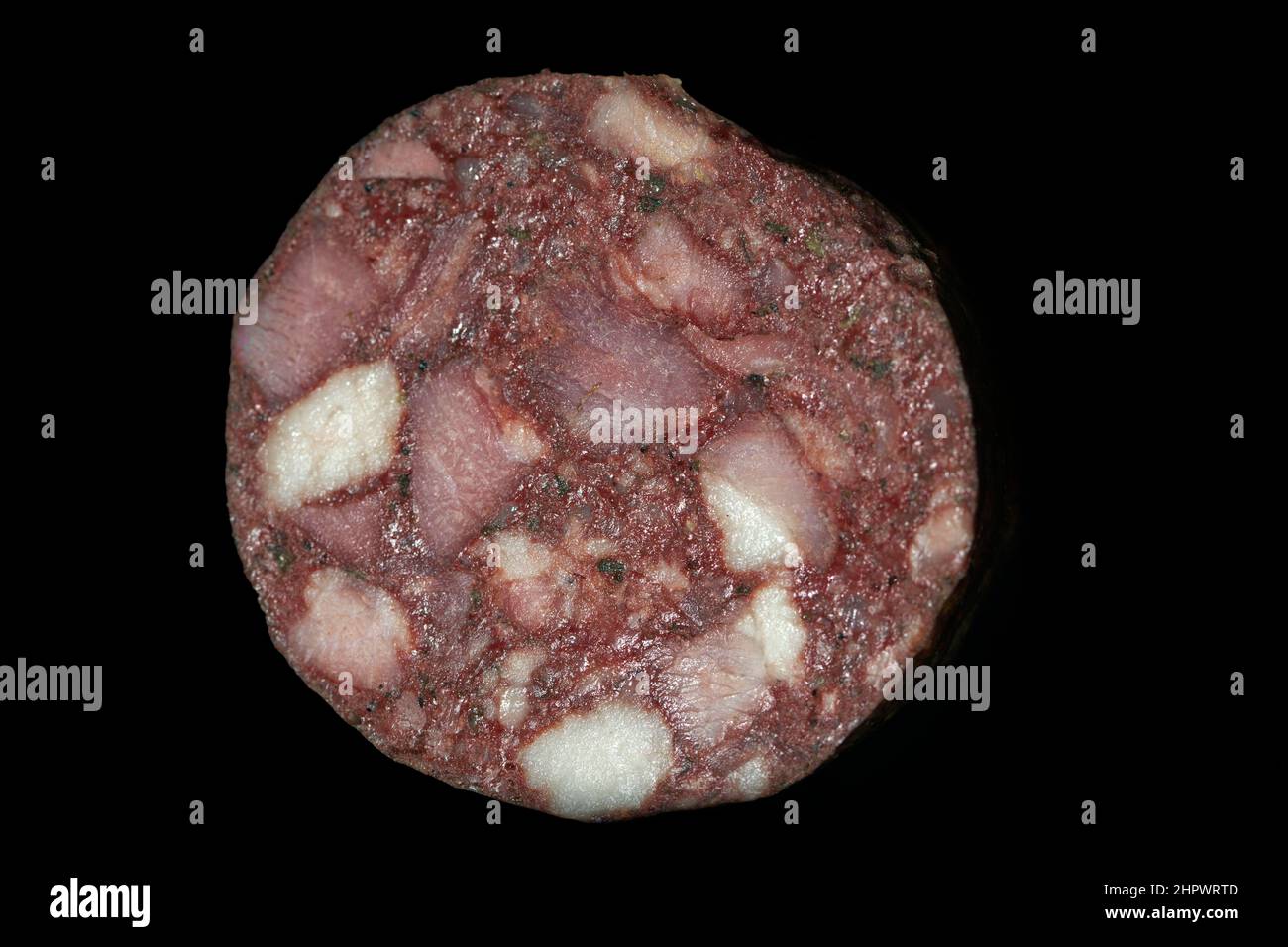 Taglio di salsiccia rosso della Turingia, salsiccia di sangue, fotografia da studio con sfondo nero Foto Stock