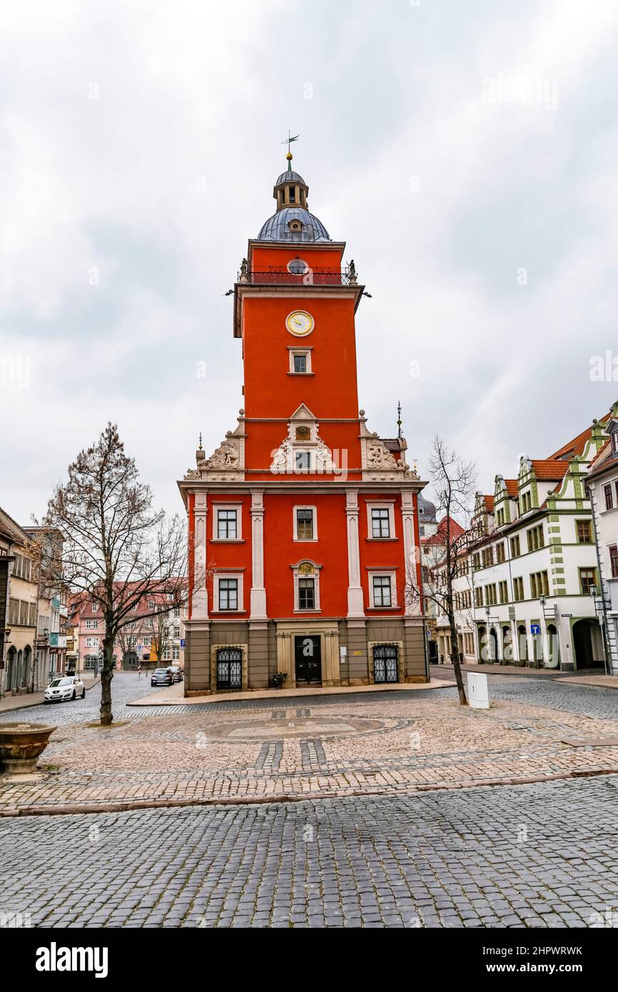 Vista panoramica sul vecchio municipio di Gotha in Turingia, Germania con la famosa facciata in rosso. Foto Stock
