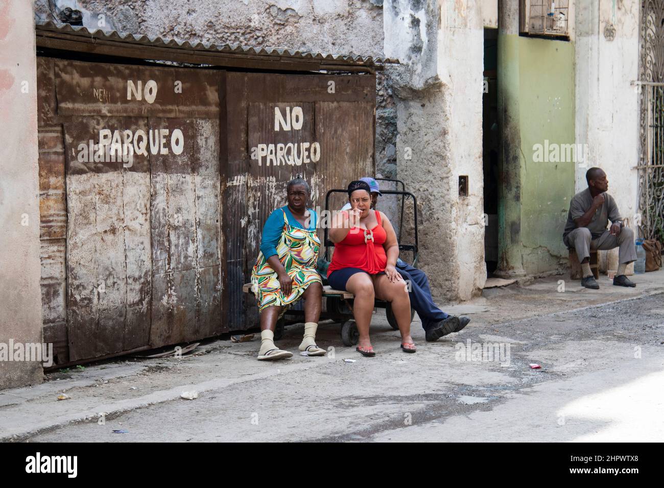 Un dollaro! La donna cubana punta il cercatore alla fotografa per darle un dollaro per sparare la foto. Foto Stock