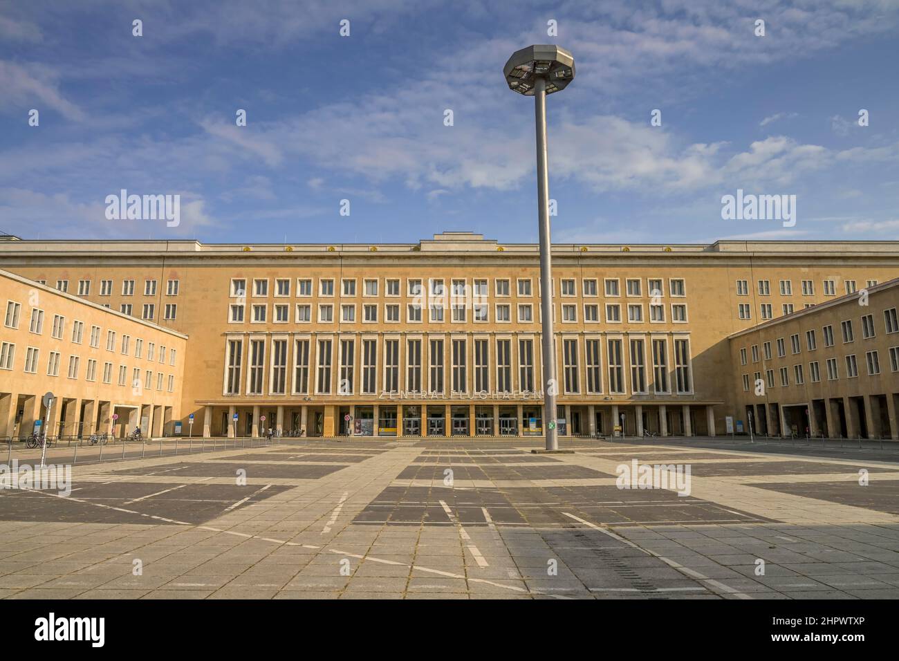 Edificio centrale, Eagle-Square, Platz der Luftbruecke, aeroporto, Tempelhof, Berlino, Germania Foto Stock