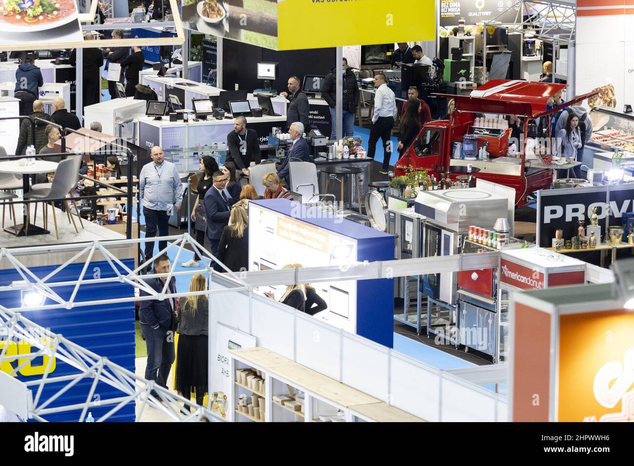 (220224) -- ZAGABRIA, 24 feb. 2022 (Xinhua) -- Foto scattata il 23 feb. 2022 mostra una vista del 7th Adriatic Gastro Show tenuto presso l'Arena Spaladium di Spalato, Croazia. Adriatic Gastro Show è progettato per ospitare i nomi famosi nei settori della gastronomia, della viticoltura, del turismo, della ristorazione e delle aziende di arredamento. (Miroslav Lelas/PIXSELL via Xinhua) Foto Stock