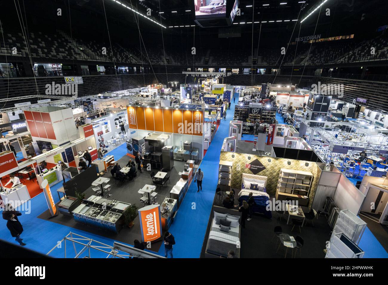 (220224) -- ZAGABRIA, 24 feb. 2022 (Xinhua) -- Foto scattata il 23 feb. 2022 mostra una vista del 7th Adriatic Gastro Show tenuto presso l'Arena Spaladium di Spalato, Croazia. Adriatic Gastro Show è progettato per ospitare i nomi famosi nei settori della gastronomia, della viticoltura, del turismo, della ristorazione e delle aziende di arredamento. (Miroslav Lelas/PIXSELL via Xinhua) Foto Stock