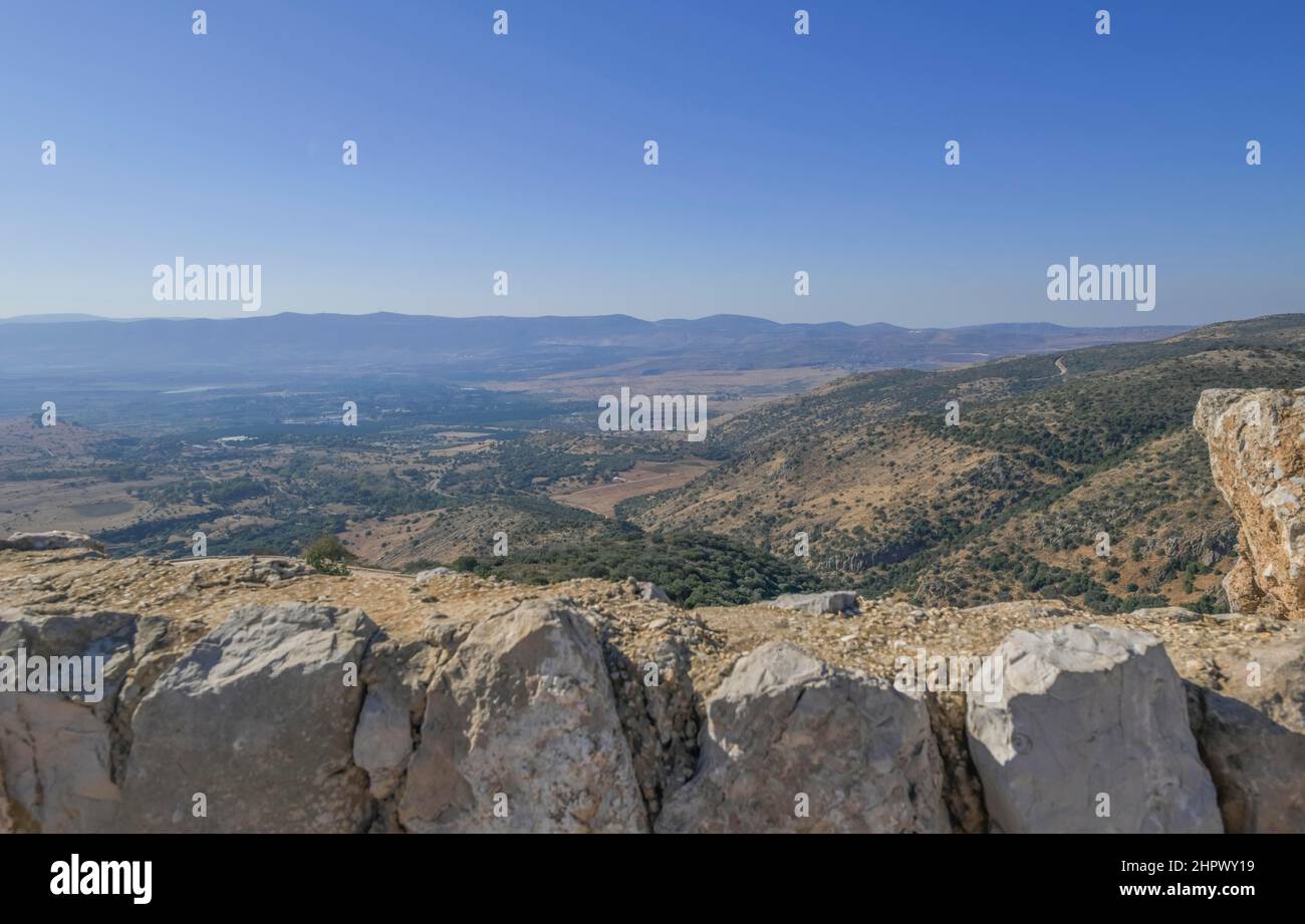 Vista dalla Fortezza di Nimrod della piana di Hula, Israele settentrionale. Montagne del Libano sullo sfondo Foto Stock