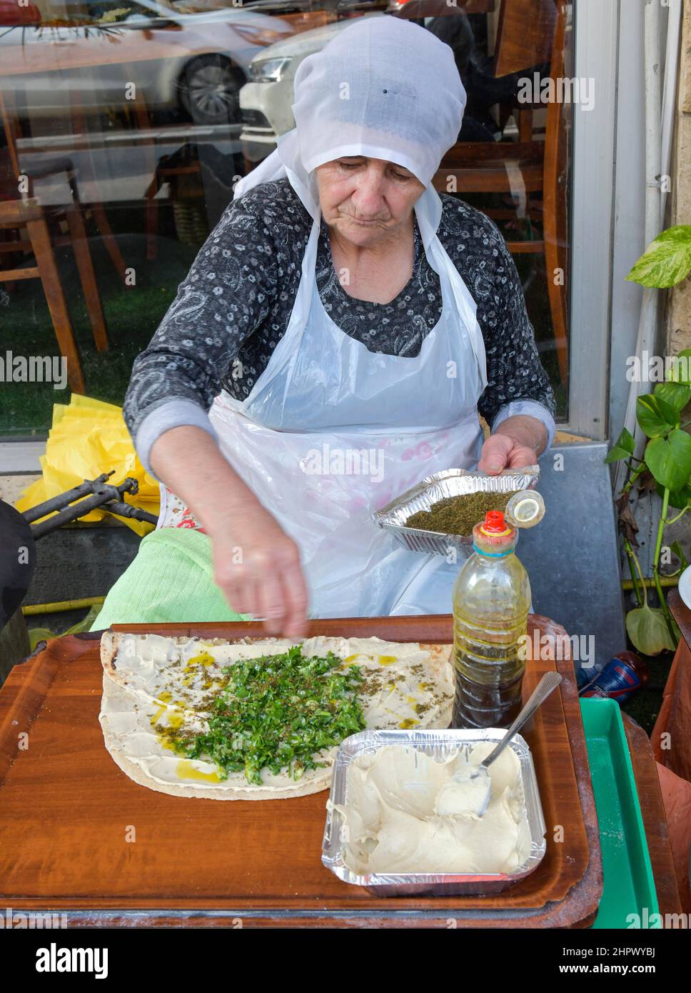 Drusin prepara una pita, Daliyat villaggio Daliyat al-Karmel, montagne del Carmelo, Israele Foto Stock