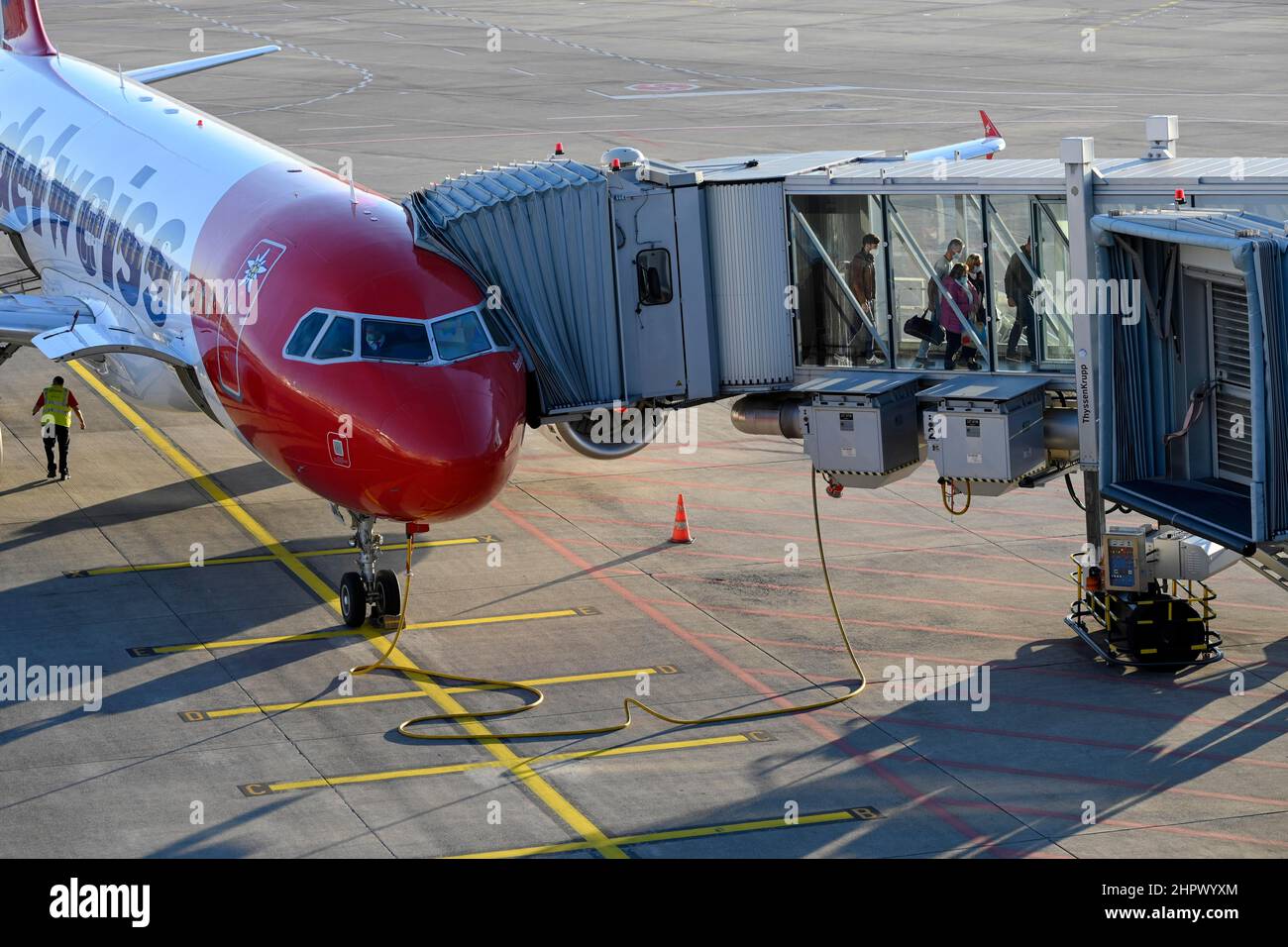 Aircraft Edelweiss Air, Airbus A320-200, HB-JJM, ponte di imbarco passeggeri ancorato Foto Stock