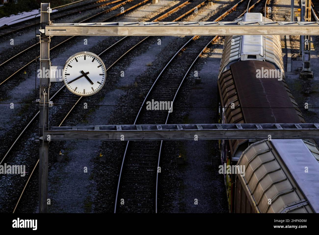 Rete ferroviaria Stazione Svizzera orologio, ora, simbolo del treno, ritardo Foto Stock
