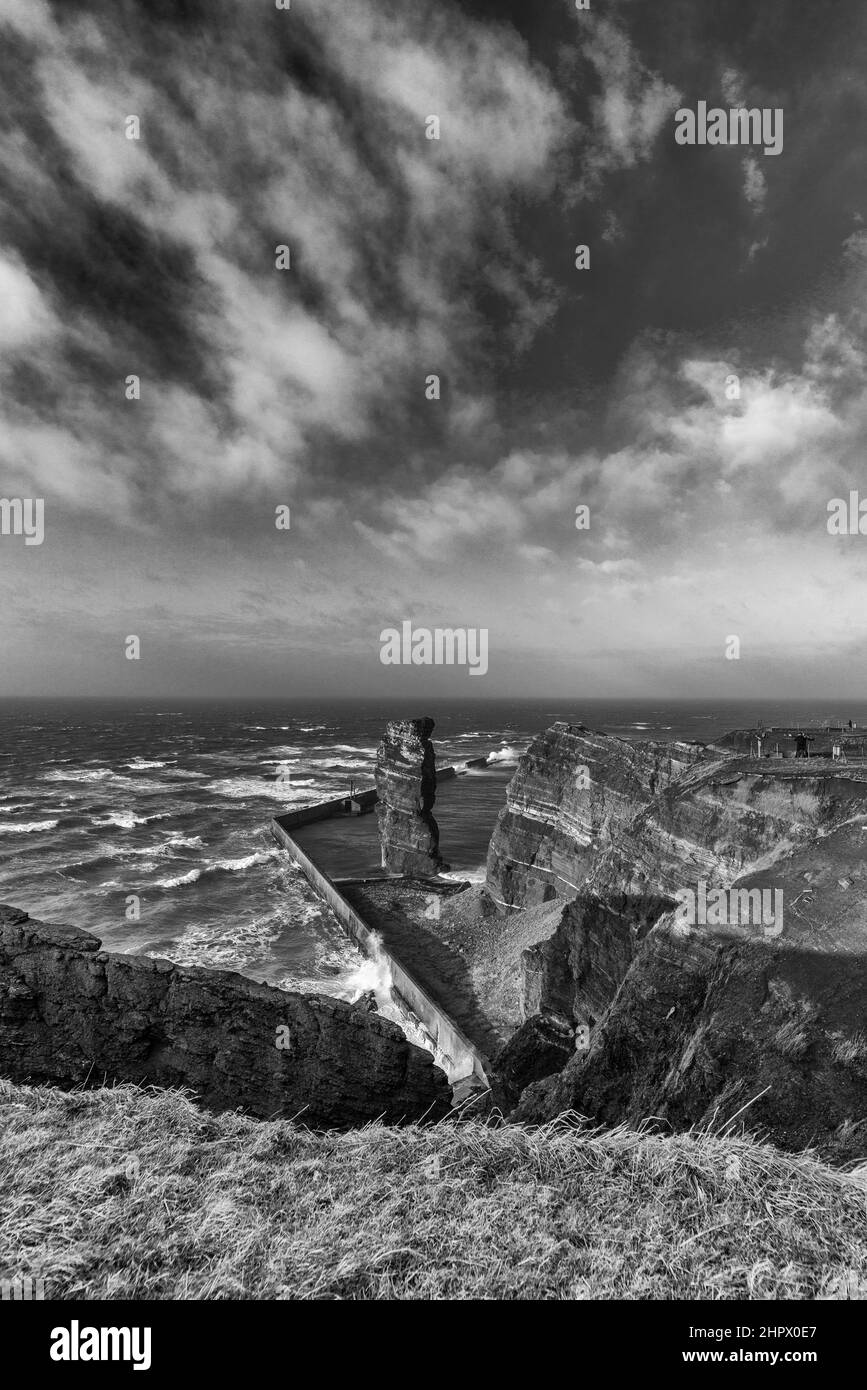 Scogliera, strati di roccia in arenaria rossa, Lange Anna, tempesta invernale, isola dell'alto mare Helgoland, Mare del Nord, distretto di Pinneberg, Schleswig-Holstein Foto Stock