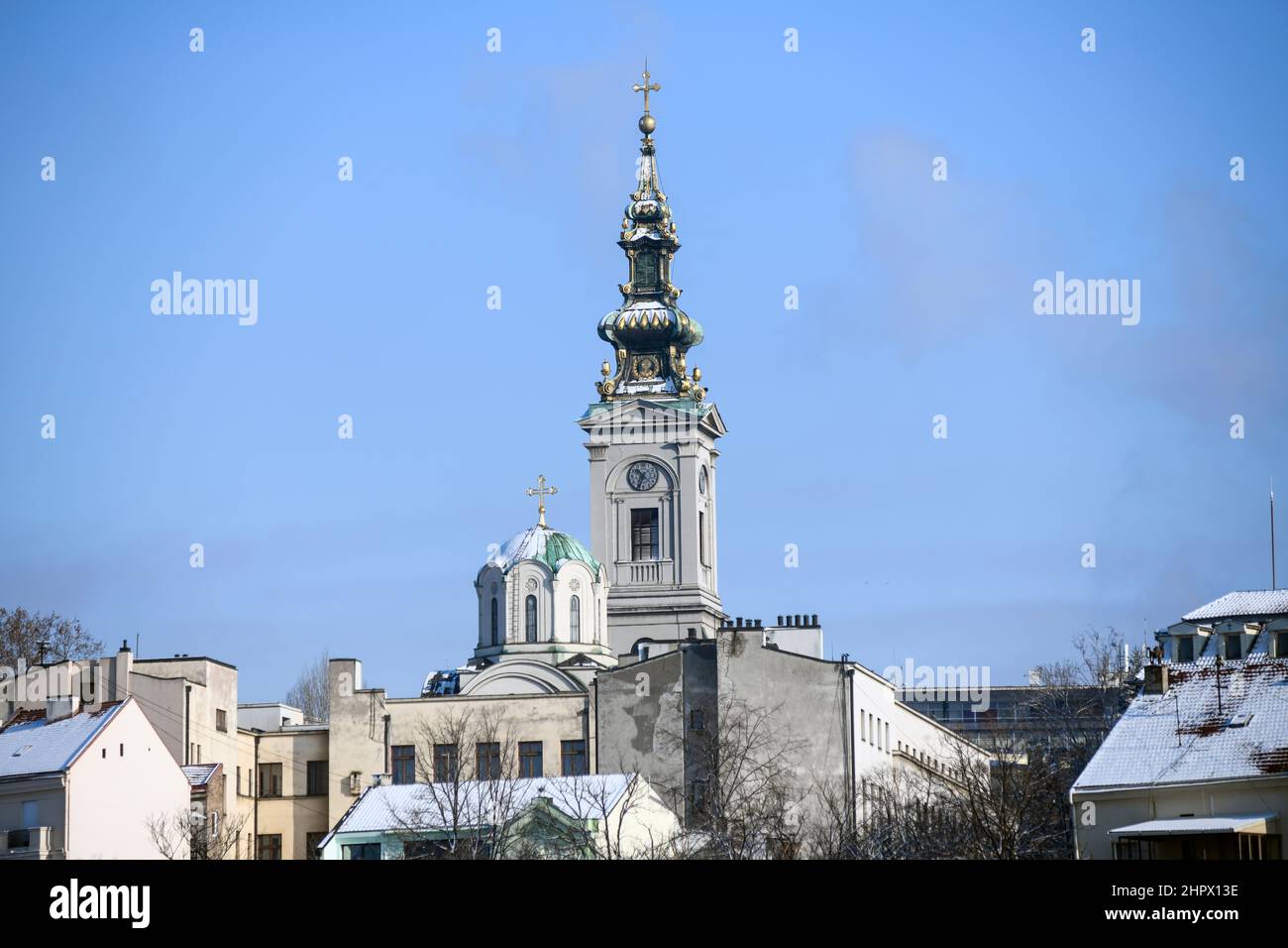 Skyline di Belgrado: Edifici innevati e Cattedrale di San Michele durante l'inverno. Serbia Foto Stock