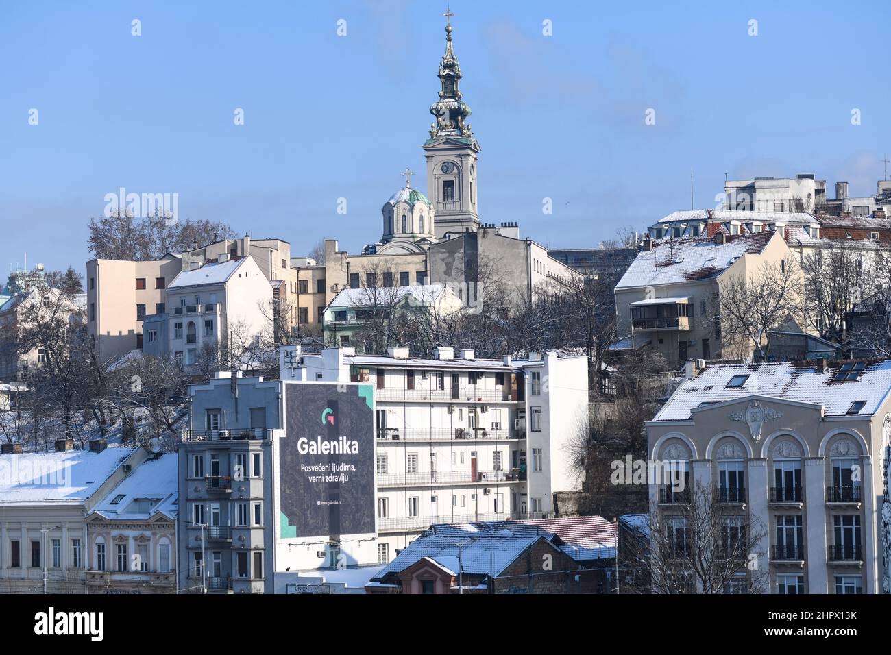 Skyline di Belgrado: Edifici innevati della Città Vecchia e della Cattedrale di San Michele durante l'inverno. Serbia Foto Stock