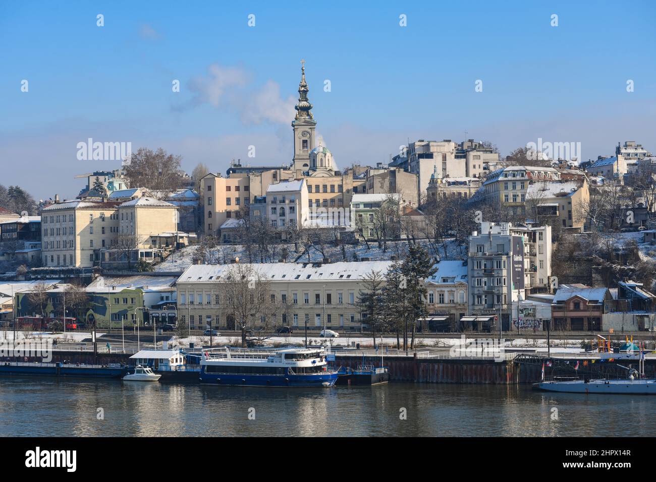 Skyline di Belgrado: Edifici innevati della Città Vecchia e della Cattedrale di San Michele durante l'inverno. Serbia Foto Stock
