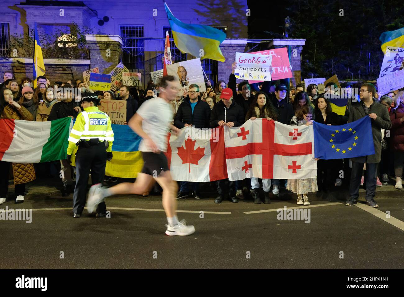 Londra, UK, 23rd Feb, 2022, centinaia di manifestanti, Alcune bandiere di altre nazioni sono solidali con l'Ucraina. Si sono riuniti al di fuori dell'ambasciata russa tra timori Mosca sta pianificando un'invasione dopo l'aumento della tensione e oltre 150.000 truppe sono state dispiegate vicino al confine con l'Ucraina. Gli organizzatori del raduno - Londra Euromaidan, chiedono sanzioni più severe contro i sostenitori e le imprese del presidente russo Vladamir Putin. Credit: Undicesima ora Fotografia/Alamy Live News Foto Stock