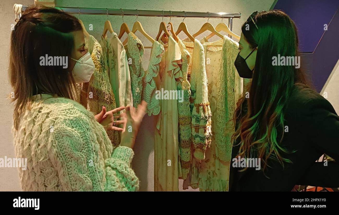 Milao, Italia. 23rd Feb 2022. (INT) Showroom Green a Milano. 23 febbraio 2022, Milano, Italia. Oggi allo Showroom, l'Amministratore Delegato Paolo Bray ha ricevuto Vogue Italia e ha dichiarato che le certificazioni verdi in moda devono essere collegate in rete e dopo questo primo showroom stanno progettando un'intera serie di progetti ed eventi con diversi tipi di marchi, con diversi destinatari, ma tutti uniti da una moda cosciente. Marchi partecipanti: Brasiliani Carolina Bartolini, crina, Dona Rufina e Rico Bracco; CQ Corporate Fashion GmbH dalla Svizzera; Elemente Clemente dalla Germania; Kazo dall'India; KW M Foto Stock