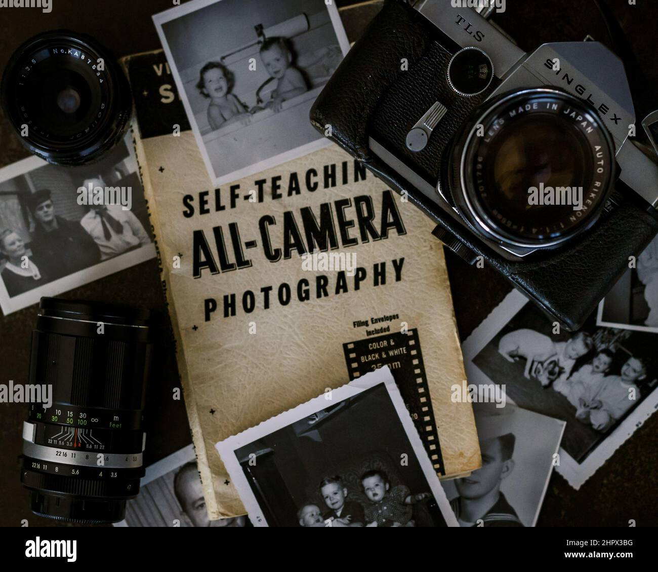 Fotocamera Vintage con foto in bianco e nero, obiettivo, manuale di istruzioni per la fotografia Foto Stock