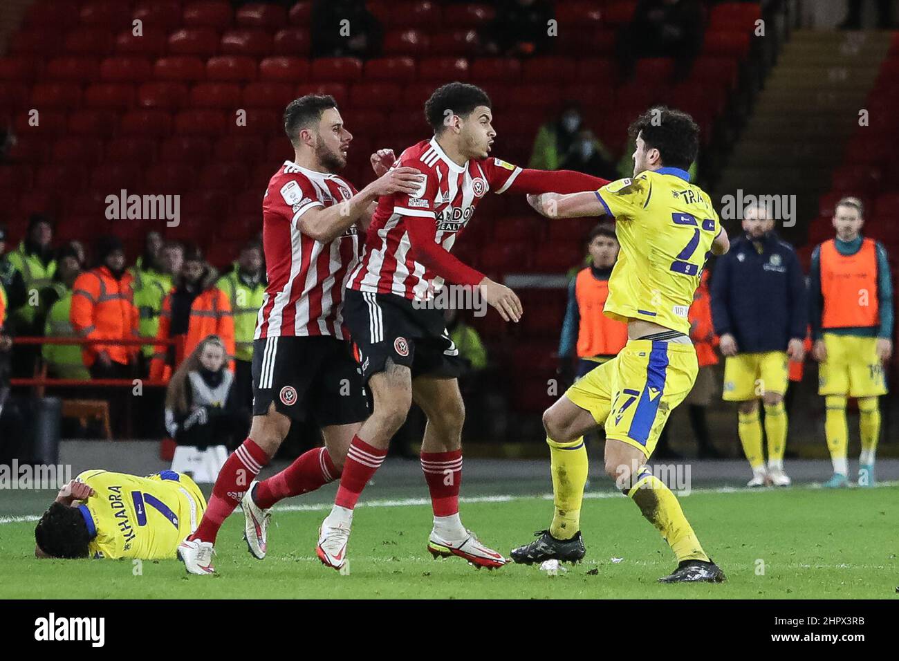 C'è un baruffo tra Lewis Travis #27 di Blackburn Rovers e Morgan Gibbs-White #27 di Sheffield United dopo che l'arbitro Matthew Donohue assegna una carta rossa a Charlie Goode #26 di Sheffield United durante la partita del campionato Sky Bet tra Sheffield United e Blackburn Rovers a Bramall Lane Foto Stock