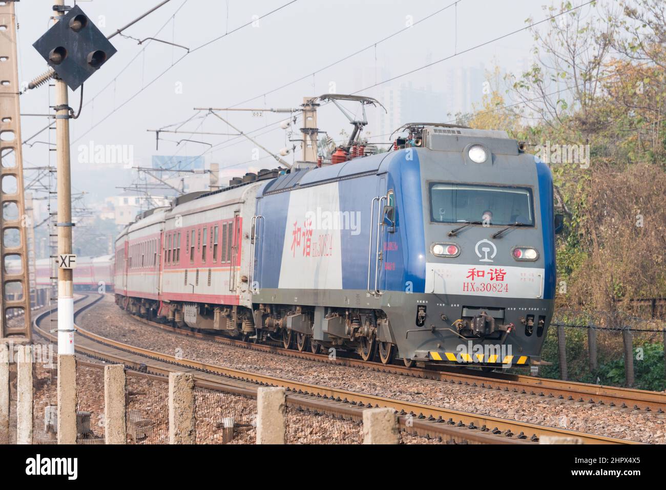 HENAN, CINA - China Railways HXD3 locomotiva elettrica a Luoyang, Henan, Cina. La locomotiva è progettata per il trasporto di treni merci 5000t Foto Stock