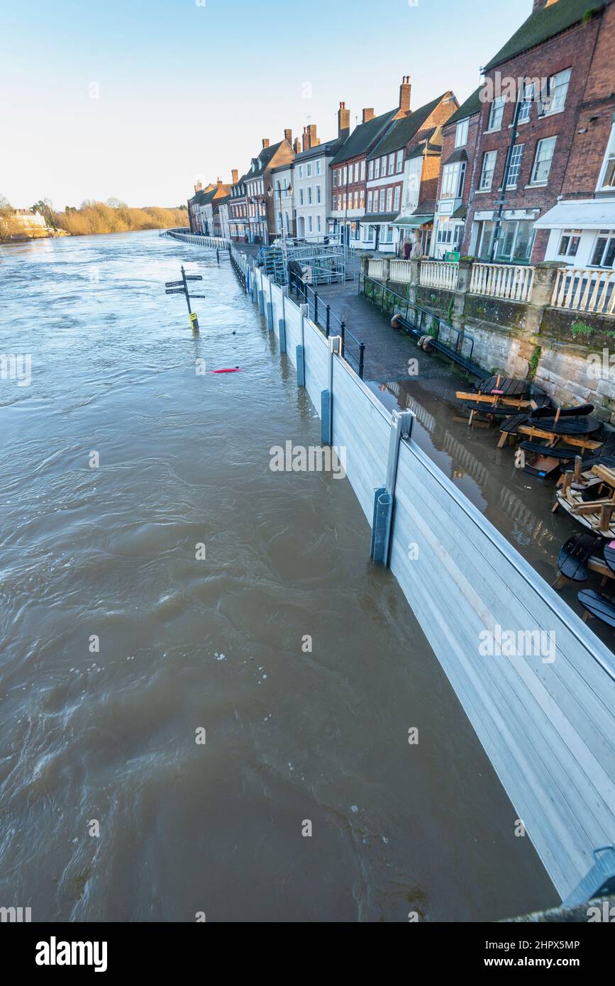 Il fiume Severn, gonfiato dalle acque piovose dalle montagne, causa l'alluvione di questa città turistica, il cambiamento climatico aumenta i livelli dell'acqua, minacciando di b Foto Stock