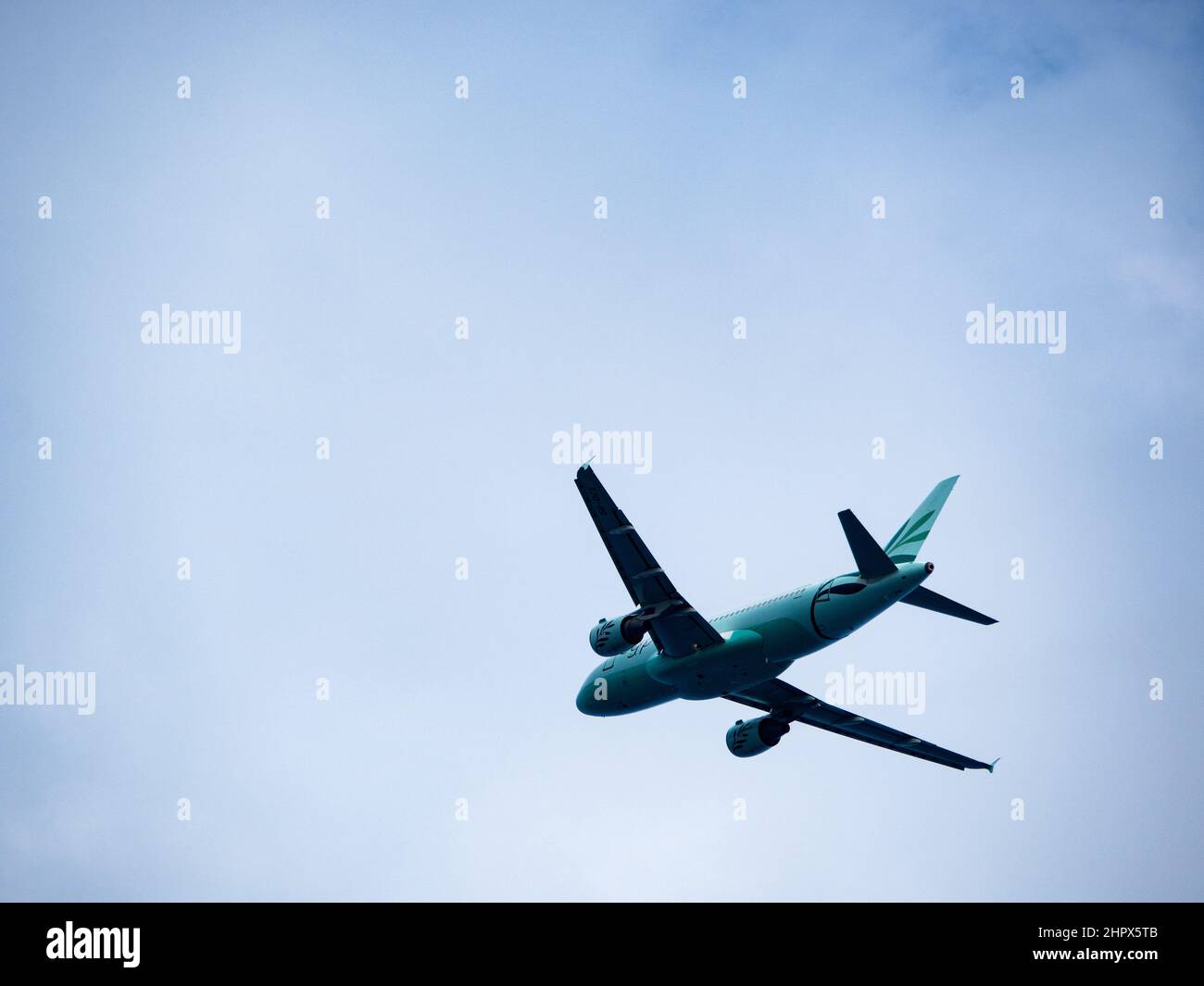 Larnaka, Cipro. 16th Feb 2022. Cyprus Airways Airbus A319-114 con registrazione 5B-DCX aereo in cielo blu. (Foto di Igor Golovniov/SOPA Images/Sipa USA) Credit: Sipa USA/Alamy Live News Foto Stock