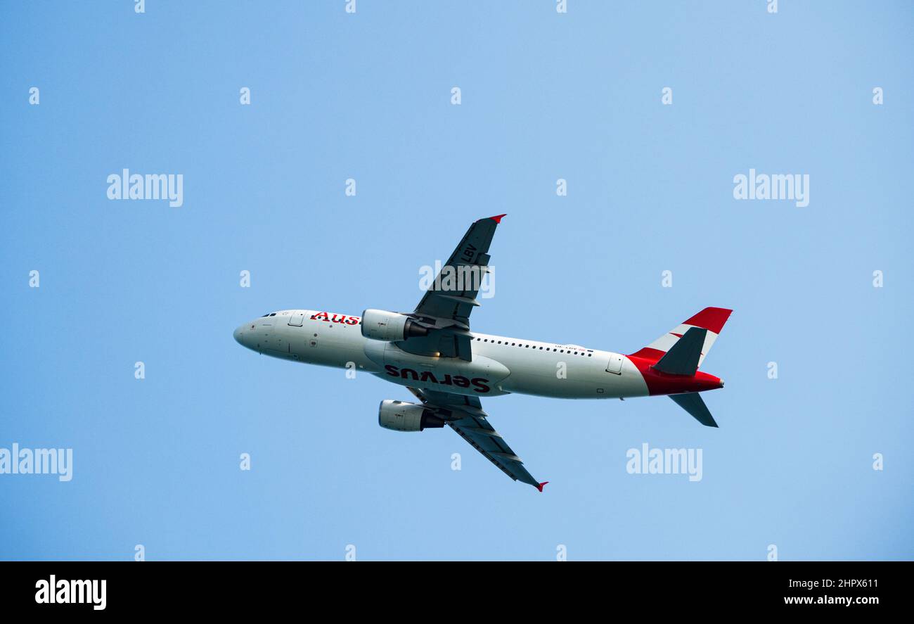 Larnaka, Cipro. 16th Feb 2022. Austrian Airlines Airbus A320-214 con registrazione di velivoli OE-LBV in cielo blu. (Credit Image: © Igor Golovniov/SOPA Images via ZUMA Press Wire) Foto Stock