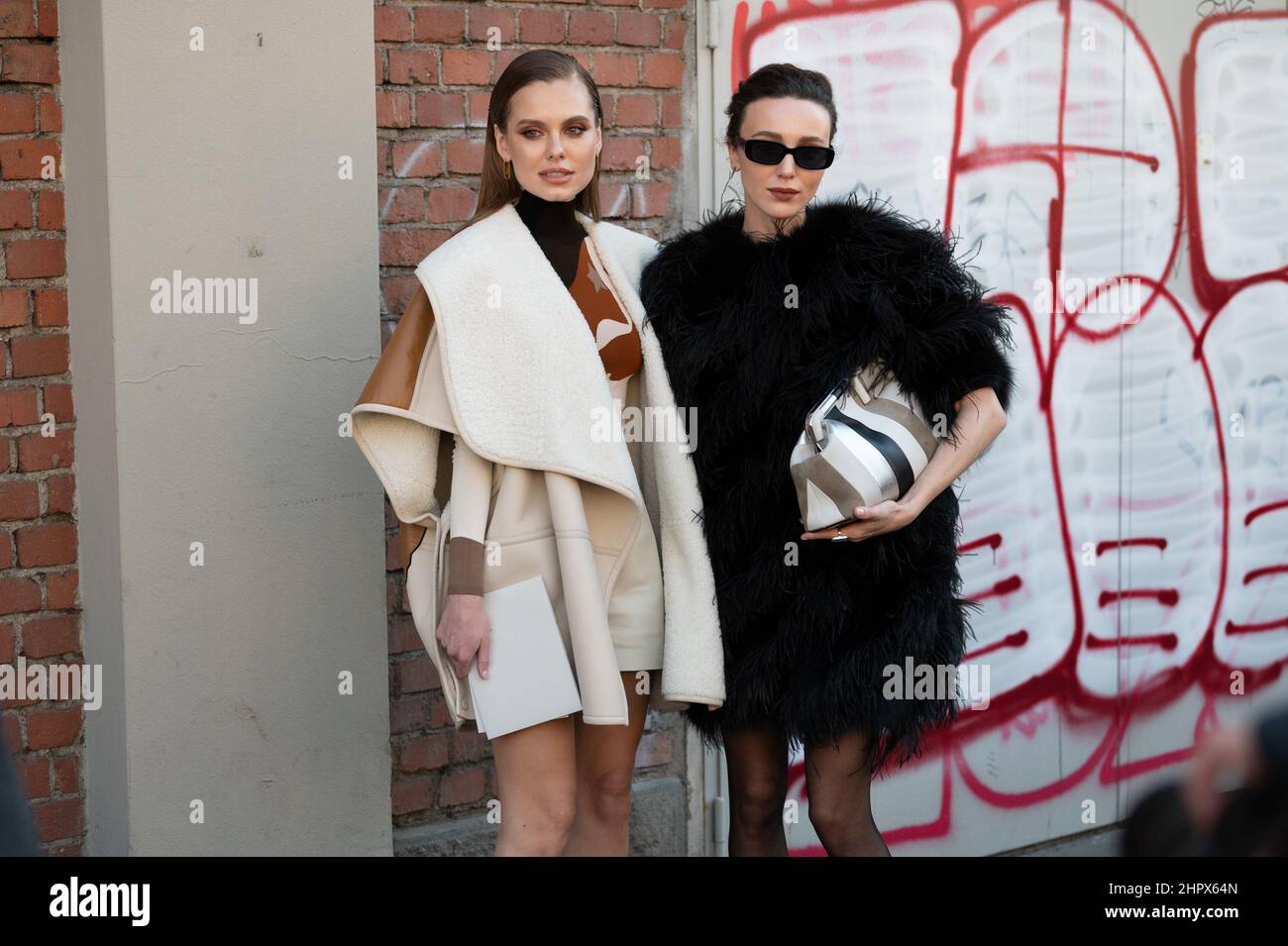 Daria Klyukina & Mary Leest al di fuori della sfilata di moda Fendi durante la settimana della moda di Milano Autunno/Inverno 2022/2023 il 23 febbraio 2022 a Milano Foto Stock