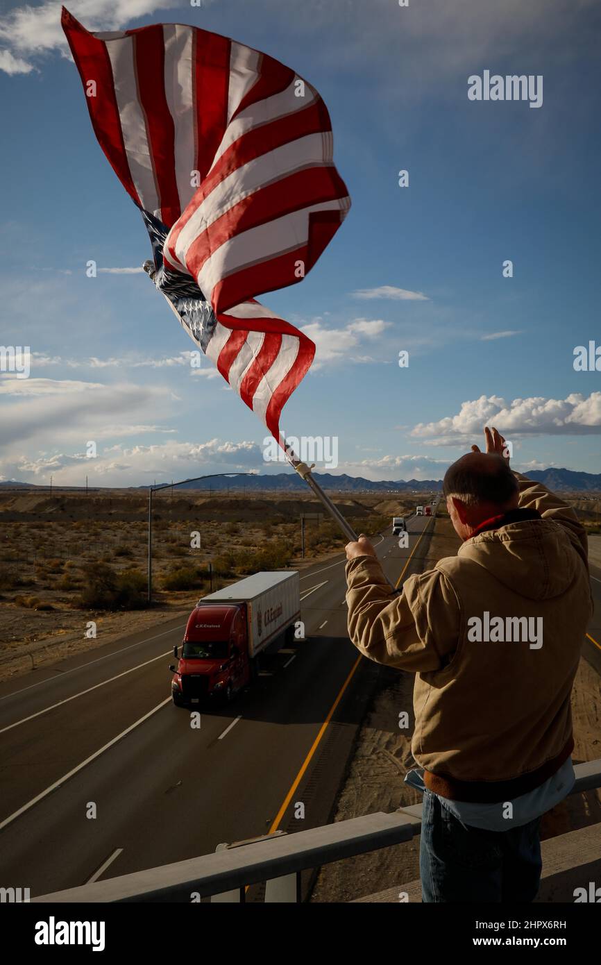 Aghi, USA. 23rd Feb 2022. I superpassi autostradale come questo lungo l'autostrada 40 a Needles, California, sono luoghi per le onde di bandiera da parte di persone che supportano il convoglio degli autotrasportatori, il 23 febbraio 2022. (Foto di John Rudoff/Sipa USA) Credit: Sipa USA/Alamy Live News Foto Stock