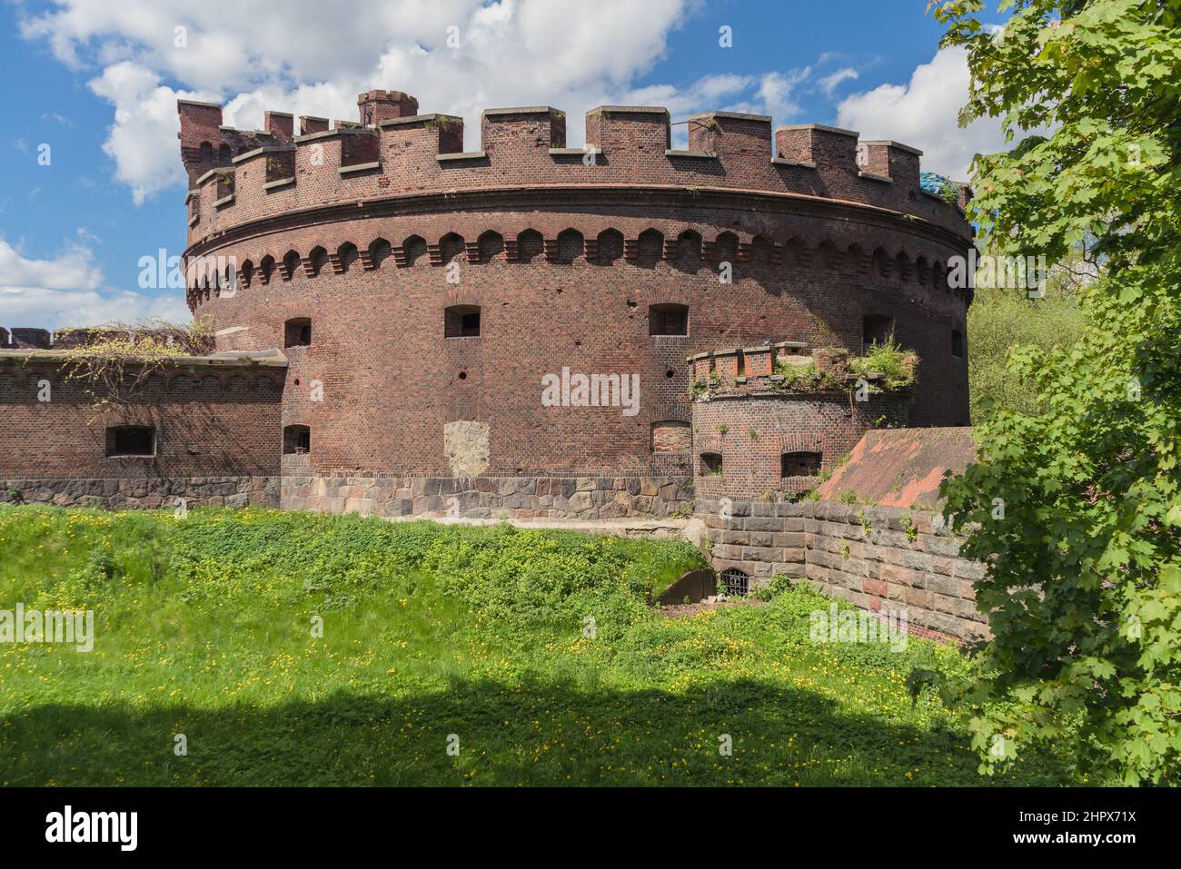 Esterno di una delle antiche fortificazioni di Koenigsberg in primavera giorno di sole Foto Stock