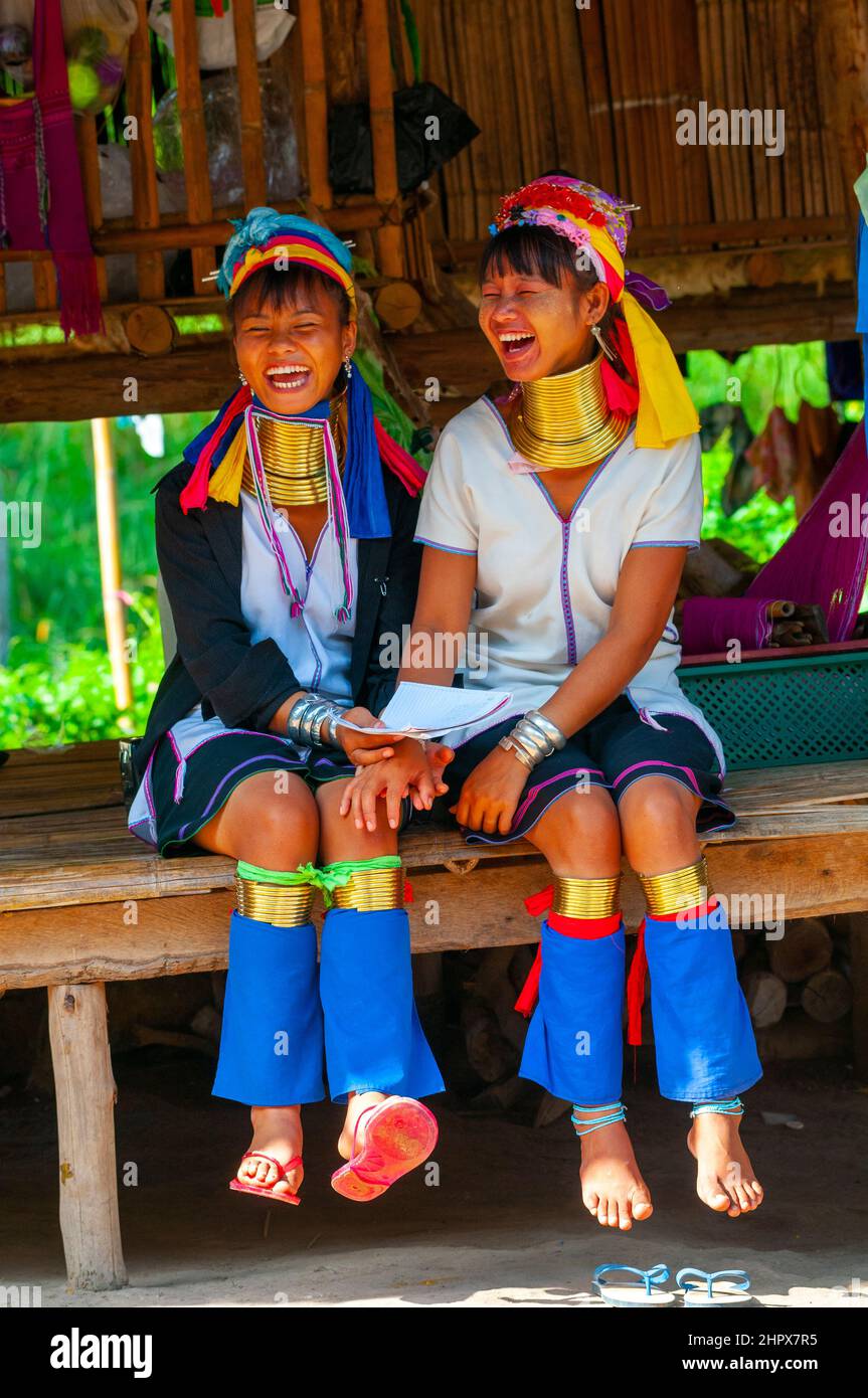 La Thaïlande, Chiang Mai, Karen Long Cou Hill  Village De La Tribu Kayan Lahwi Karen Femme En Costumes Traditionnels 80650266 - Foto 2