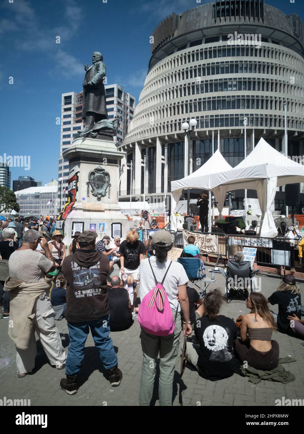 24 febbraio 2022 - persone che protestano contro i mandati di vaccino covido per motivi del parlamento a Wellington Nuova Zelanda Foto Stock