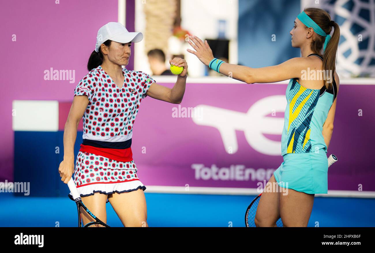 Doha, Qatar - 23 febbraio 2022, Shuko Aoyama del Giappone e Aleksandra Krunic della Serbia in azione durante la doppia finale del Qatar TotalEnergies Open 2022, WTA 1000 torneo di tennis il 23 febbraio 2022 al Khalifa tennis and squash Complex di Doha, Qatar - Foto: Rob Prange/DPPI/LiveMedia Foto Stock