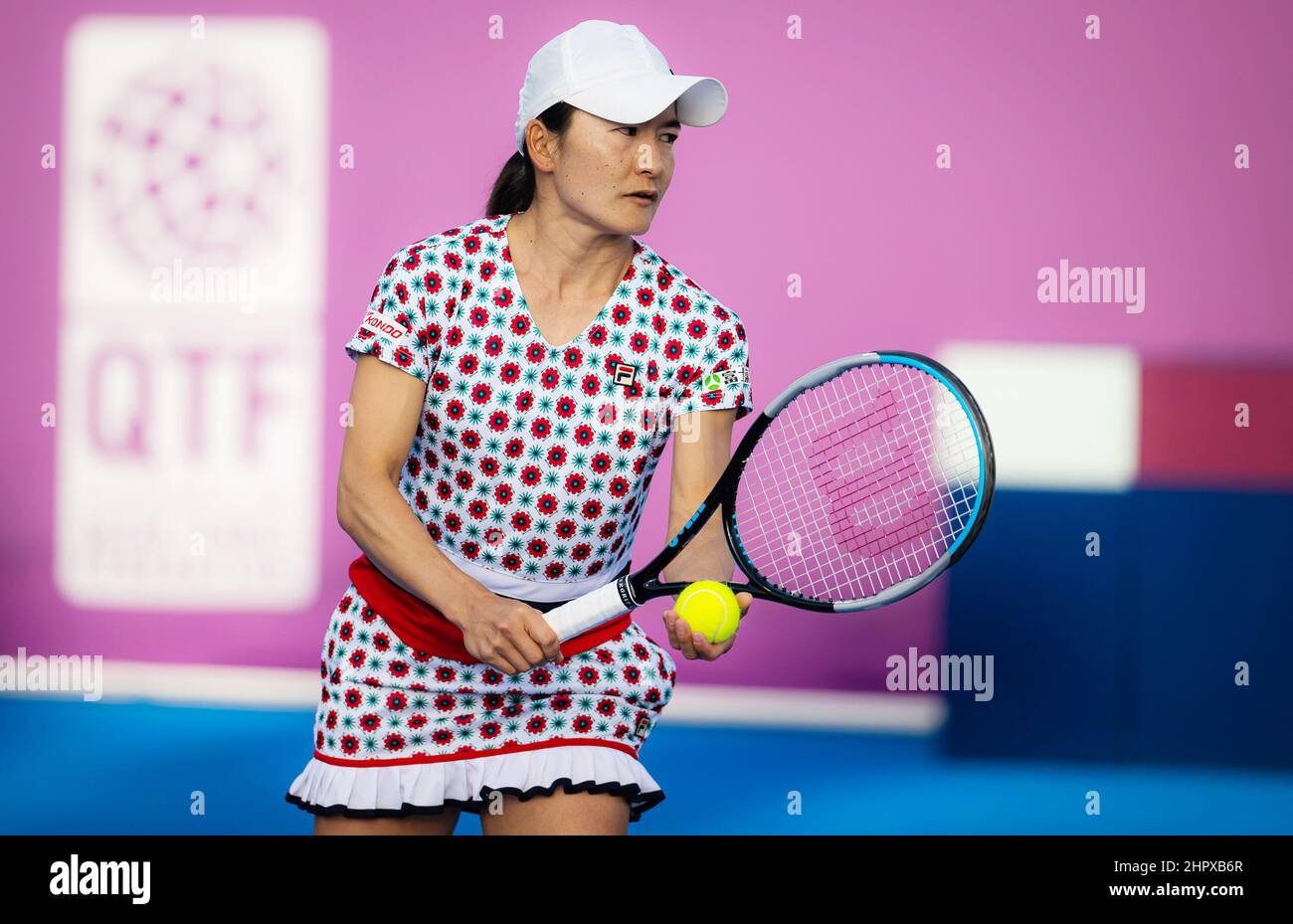 Doha, Qatar - 23 febbraio 2022, Shuko Aoyama del Giappone in azione durante il doppio quarto di finale del Qatar TotalEnergies Open 2022, WTA 1000 torneo di tennis il 23 febbraio 2022 al Khalifa tennis and squash Complex di Doha, Qatar - Foto: Rob Prange/DPPI/LiveMedia Foto Stock