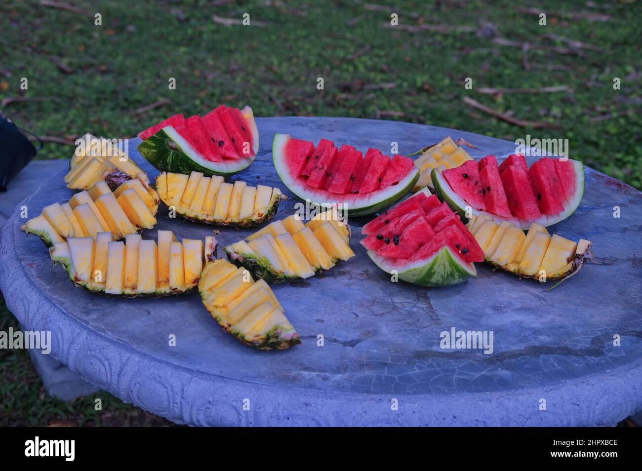 Frutta tropicale fresca su tavola di pietra dopo le escursioni in Costa Rica Foto Stock