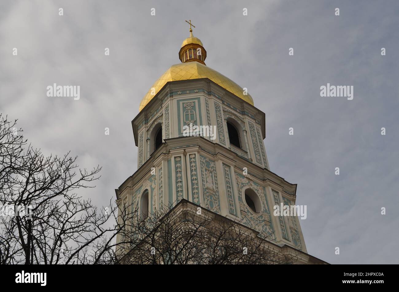 Primo piano del 18thC, alto 76m campanile presso la Cattedrale di Saint-Sophia, patrimonio dell'umanità dell'UNESCO, a Kiev (Kiev), Ucraina. Il complesso risale al 11th° secolo Foto Stock