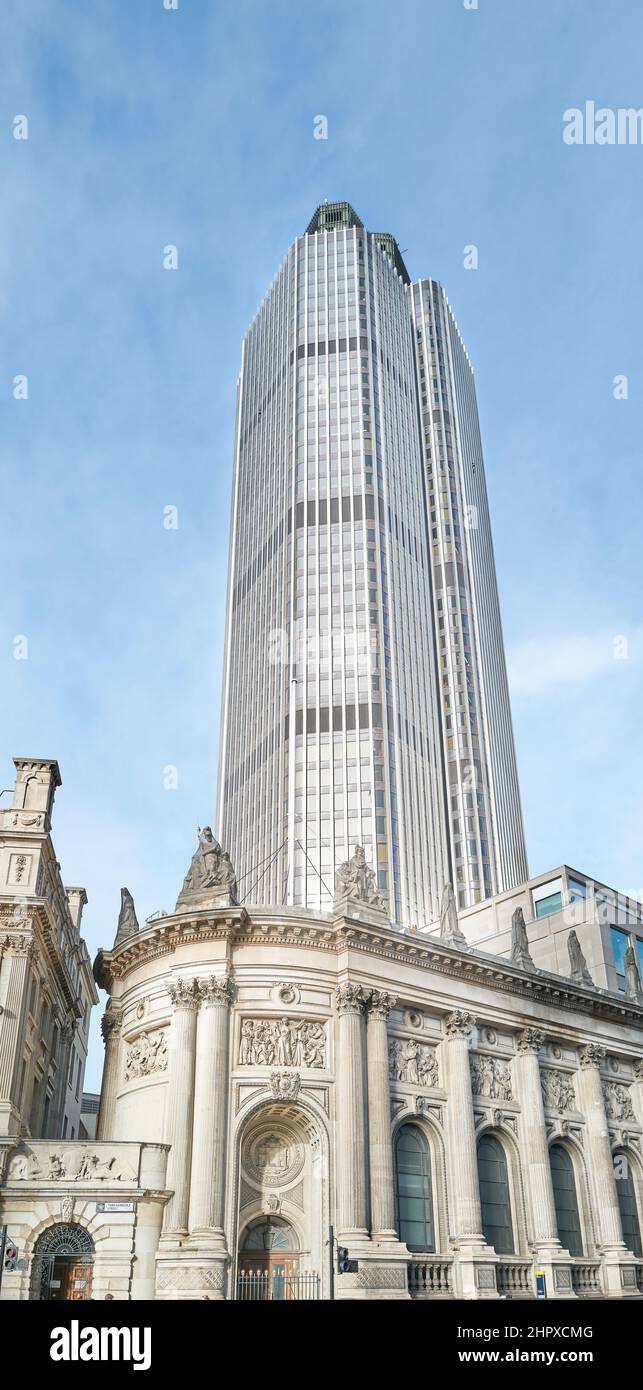 Torre 42 (NatWest) edificio grattacielo uffici dietro il vecchio edificio nazionale della banca primaria, City of London, Inghilterra. Foto Stock