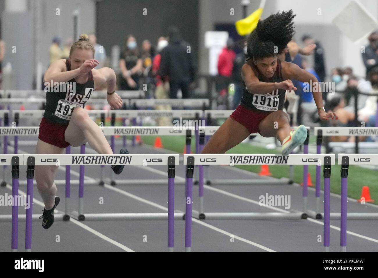 Micaela De Mello dello Stato di Washington (1916) e Anton Buschendorf dello Stato di Washington (1915) corrono nei 60 m ostacoli durante l'Husky Classic al Dempsey Indoor, venerdì 11 febbraio 2022, a Seattle. (David Hicks/immagine dello sport) Foto Stock