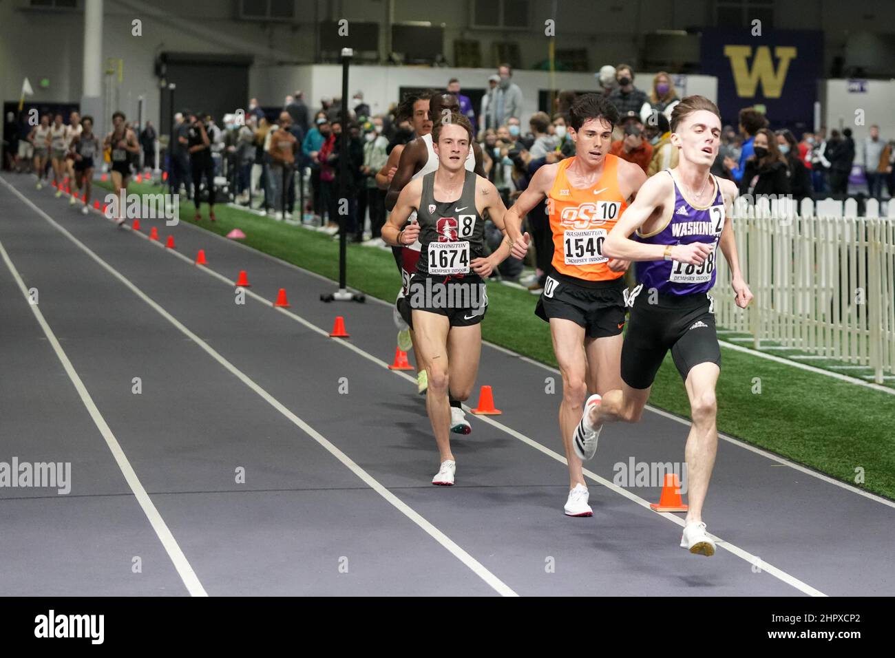 Brian Fay di Washington (1898), Alex Maier di Oklahoma State (1540) e Cole Sprout di Stanford (1674) corrono nei 5.000 m durante l'Husky Classic al Dempsey Indoor, venerdì 11 febbraio 2022, a Seattle. (David Hicks/immagine dello sport) Foto Stock