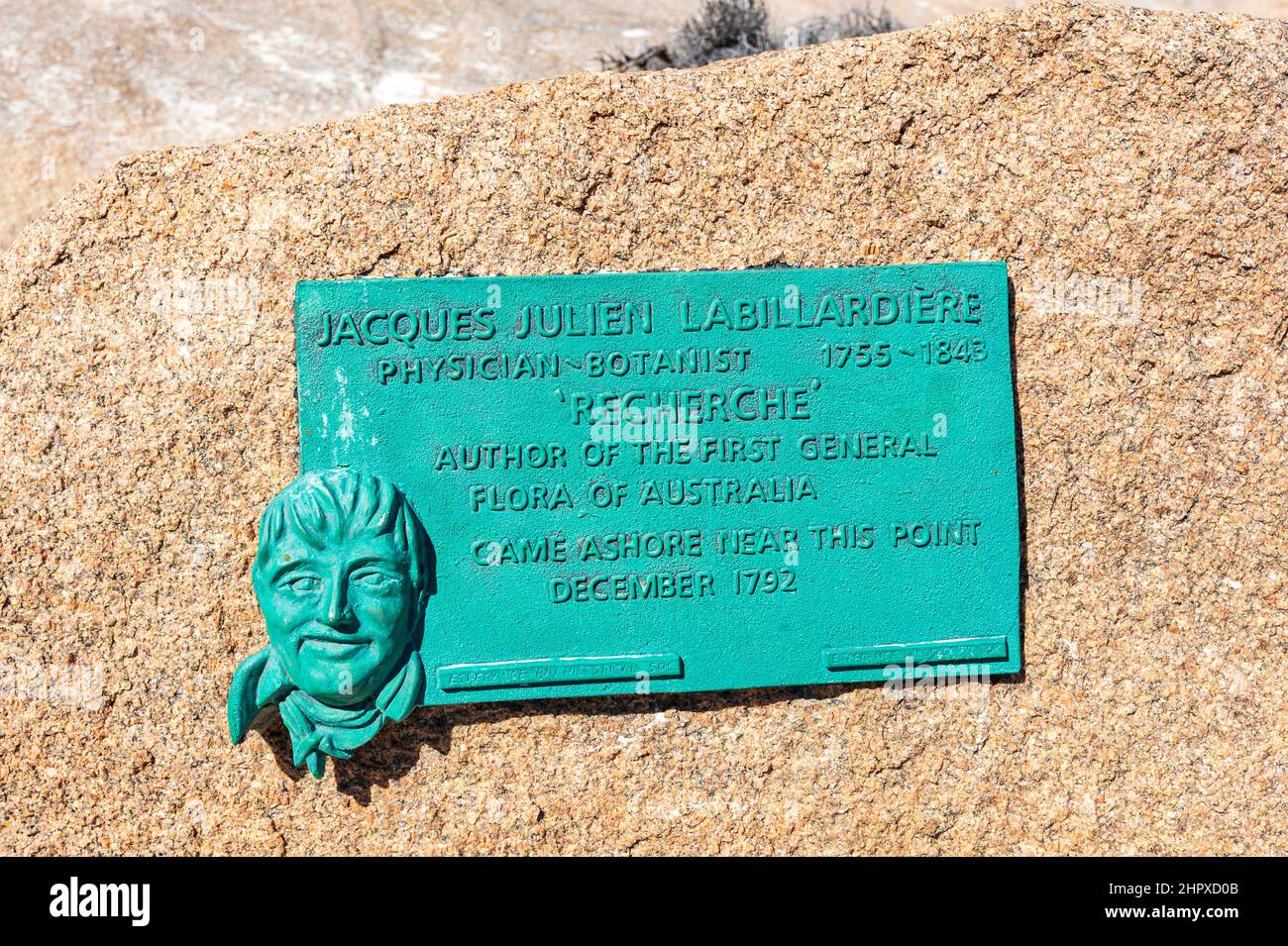 Targa commemorativa di Jacques Julien Labillardière, fisico francese e botanico, che arriva a riva nel 1792, Twighlight Beach, Esperance, Australia occidentale Foto Stock