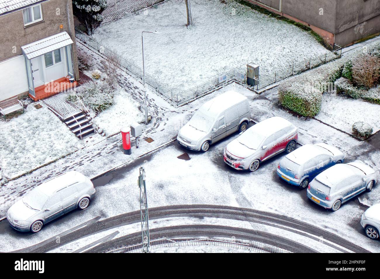 Glasgow, Scozia, Regno Unito 24th febbraio 2022. UK Meteo: : Storm Gladys colpisce con venti e pioggia elevati nella città di ieri girando a nevicata pesante durante la notte che ha visto la gente del posto svegliarsi ad una scena wonderland invernale come la città è coperta di neve. Credit Gerard Ferry/Alamy Live News Foto Stock