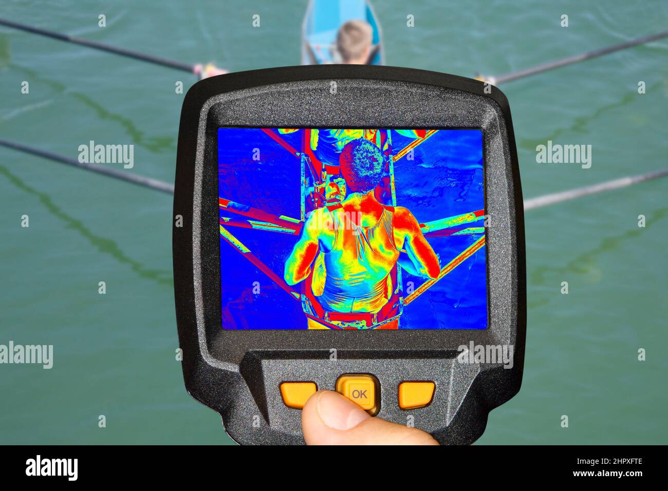 Registrazione di due vogatori in una barca, con termocamera a infrarossi Foto Stock