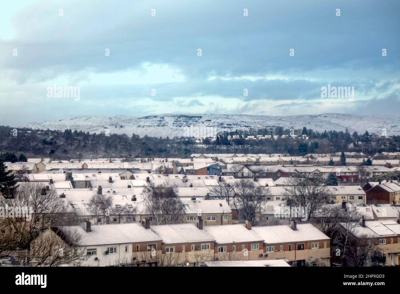 Glasgow, Scozia, Regno Unito 24th febbraio 2022. UK Meteo: : Storm Gladys colpisce con venti e pioggia elevati nella città di ieri girando a nevicata pesante durante la notte che ha visto la gente del posto svegliarsi ad una scena wonderland invernale come la città è coperta di neve. Credit Gerard Ferry/Alamy Live News Foto Stock