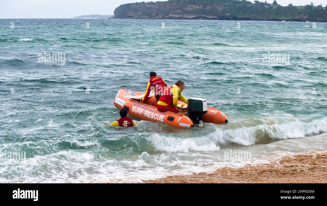 Sydney, nuovo Galles del Sud Australia - Dicembre 26 2021: I salvavita di Mona vale Beach lasciano la spiaggia nella loro barca gonfiabile di salvataggio Foto Stock