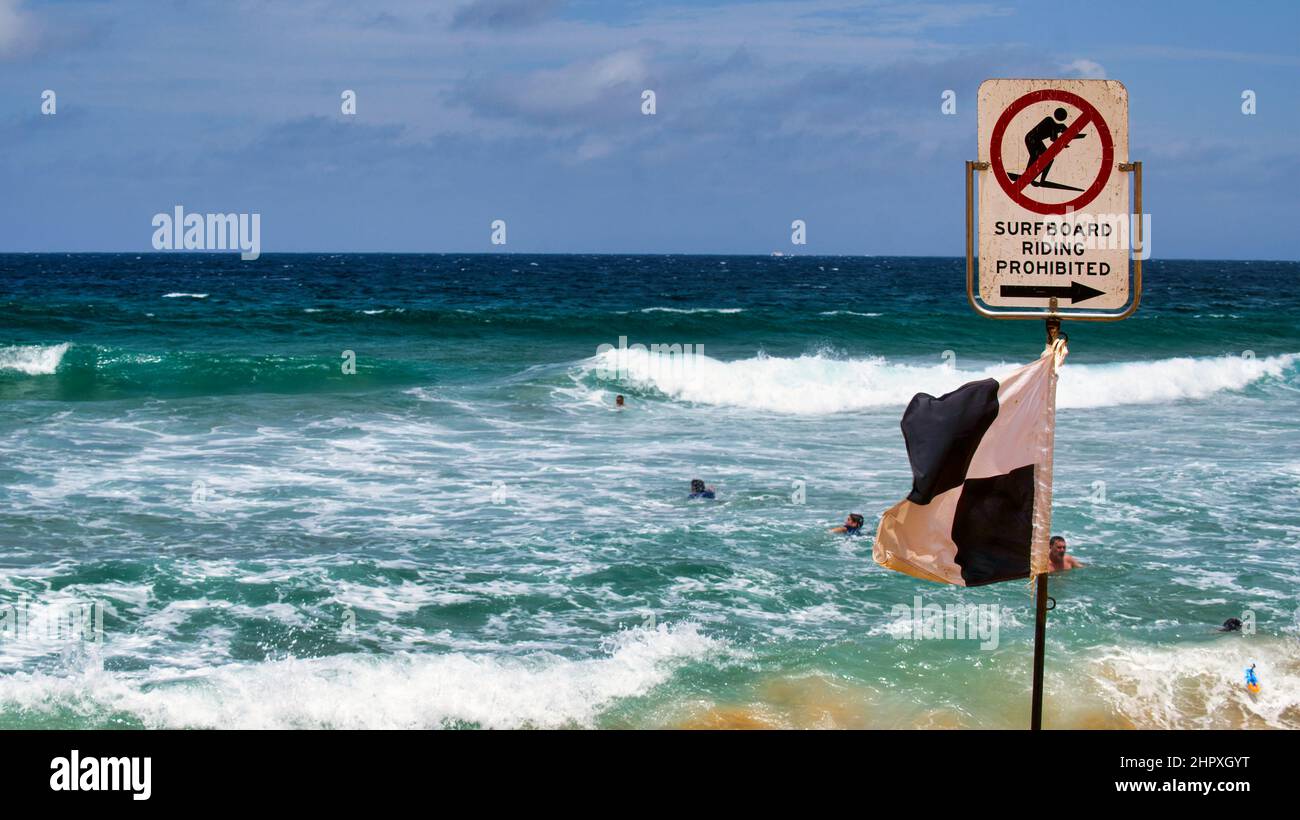 Sydney, nuovo Galles del Sud Australia - Dicembre 26 2021: Mona vale Beach Lifesaving surf ride cartello segnaletico Foto Stock