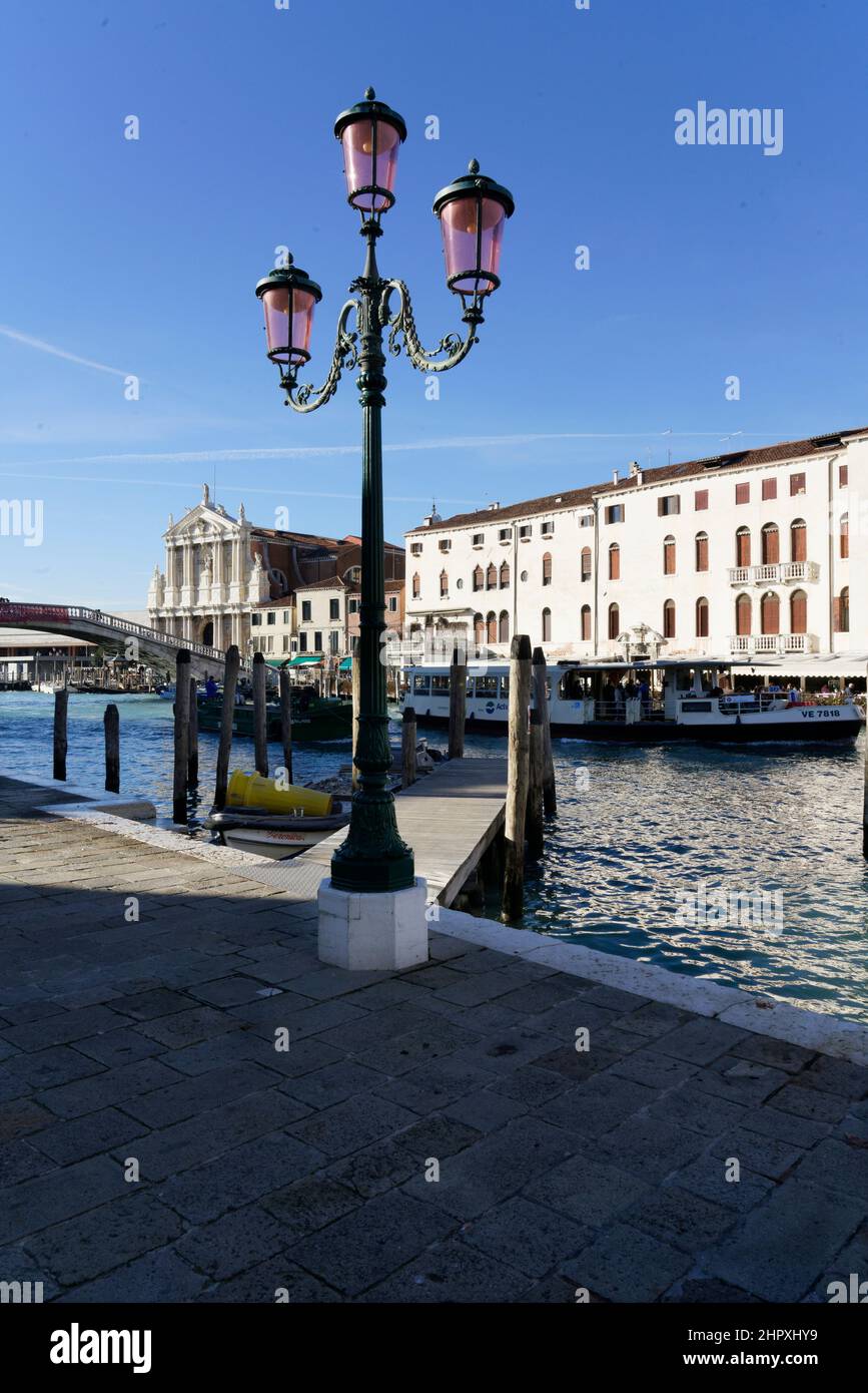 Scorcio sul Canal Grande Ponte degli Scalzi e la chiesa di Santa Maria di Nazareth, quartiere Sestiere Santa Croce, Venezia, Veneto, Foto Stock