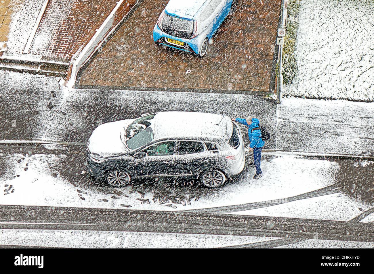 Glasgow, Scozia, Regno Unito 24th febbraio 2022. UK Meteo: : Storm Gladys colpisce con venti e pioggia elevati nella città di ieri girando a nevicata pesante durante la notte che ha visto la gente del posto svegliarsi ad una scena wonderland invernale come la città è coperta di neve. Credit Gerard Ferry/Alamy Live News Foto Stock