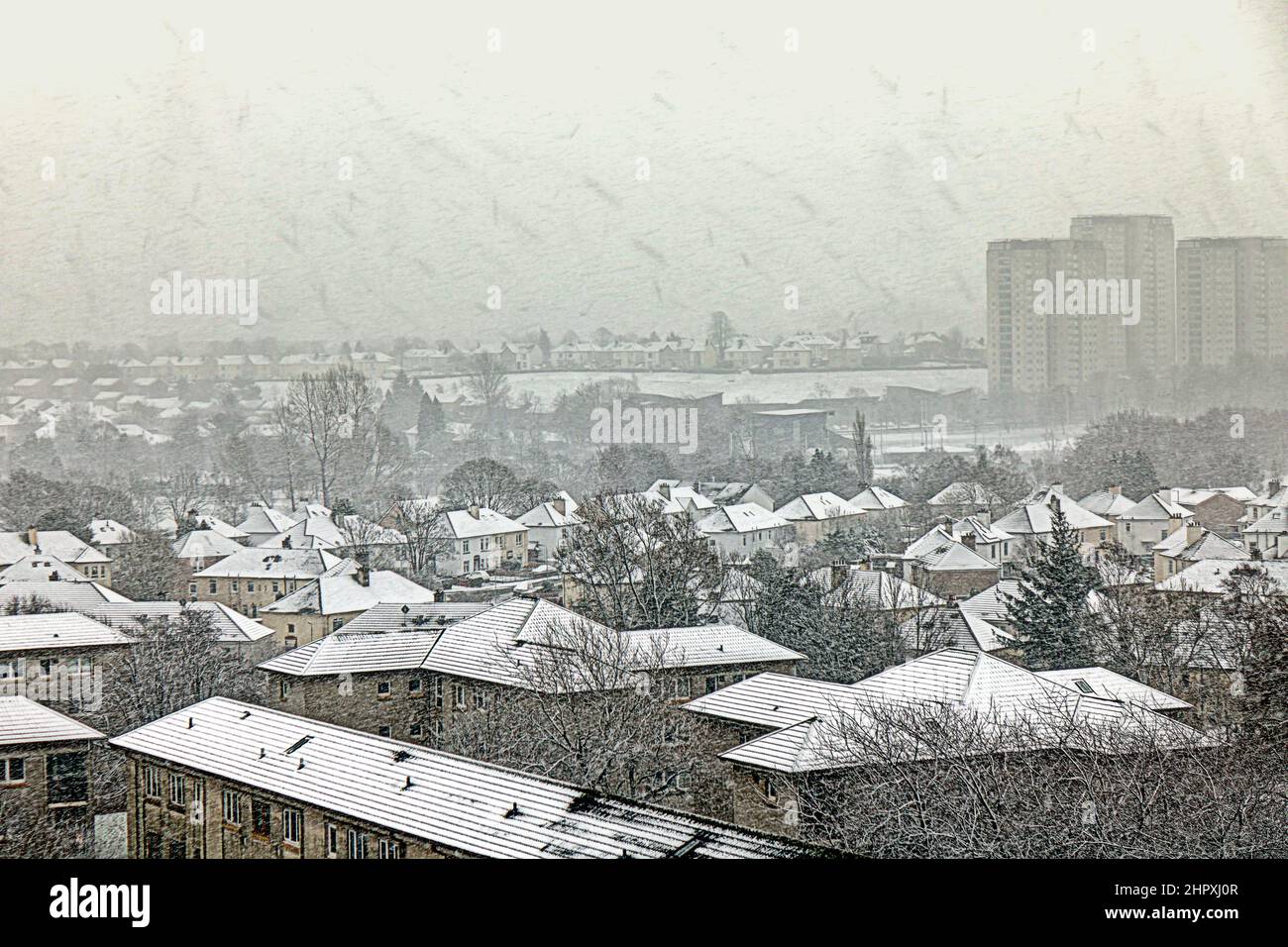 Glasgow, Scozia, Regno Unito 24th febbraio 2022. UK Meteo: : Storm Gladys colpisce con venti e pioggia elevati nella città di ieri girando a nevicata pesante durante la notte che ha visto la gente del posto svegliarsi ad una scena wonderland invernale come la città è coperta di neve. Credit Gerard Ferry/Alamy Live News Foto Stock