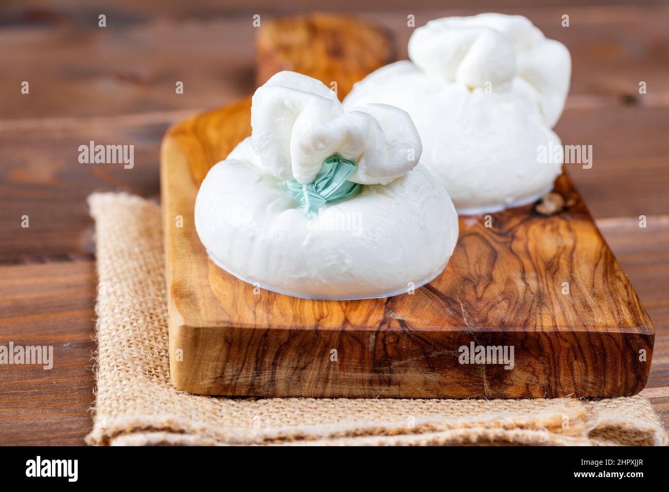 Burrata italiana a base di mozzarella con panna interna della Puglia Foto Stock